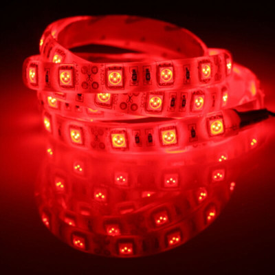 Iluminación lineal potente en color rojo con tira LED de 60 LED/m.