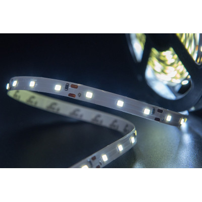 Iluminación decorativa uniforme con tira LED 12V color blanco frío