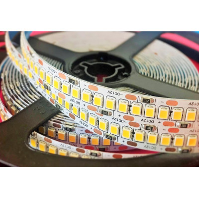 Tira LED 12V SMD2835 de alta potencia (19W/m) con 240 LED/m para luz continua