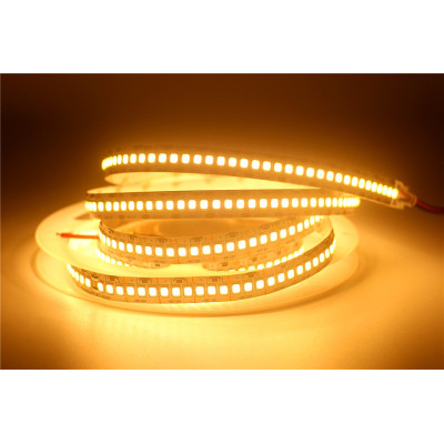 Tira LED 24V SMD2835 de alta potencia (19W/m) con luz cálida 2700K encendida