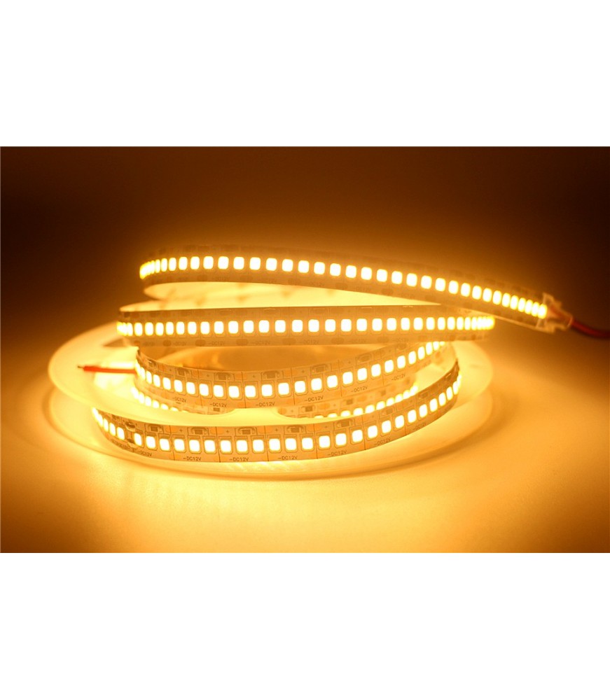 Tira LED 24V SMD2835 de alta potencia (19W/m) con luz cálida 2700K encendida