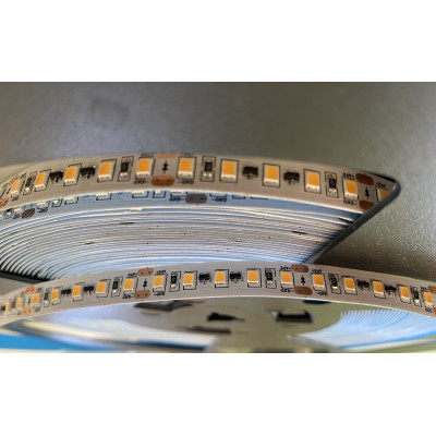 Tira LED 24V de 12W/m instalada en rollo para grandes recorridos