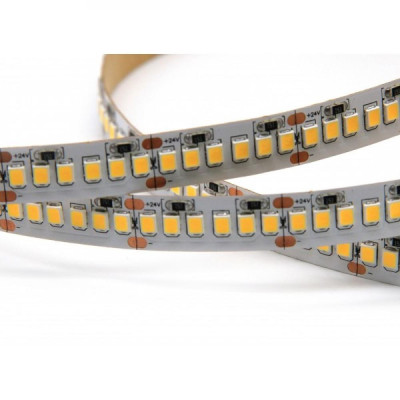 Detalle de chip SMD2835 en tira LED 24V IP20 para iluminación interior