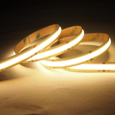 Efecto de luz lineal sin sombras con tira LED COB de 24V encendida