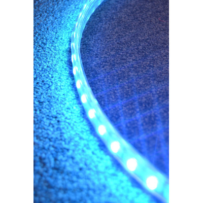 Detalle de iluminación azul con tira LED 220V SMD5050 profesional