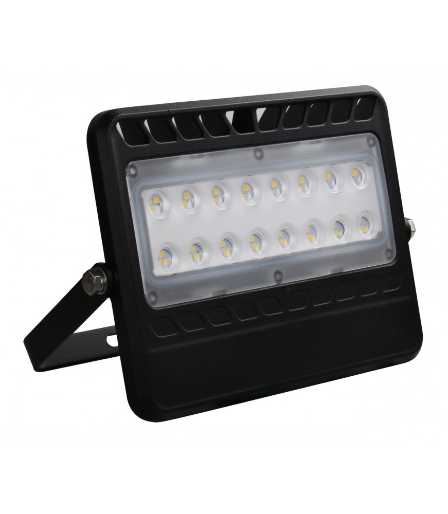 Potencia lumínica superior: 50W de pura eficiencia para iluminar tus espacios con total claridad