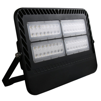 Potencia Industrial Extrema: Foco LED de 200W diseñado para la iluminación de grandes áreas y proyectos de alta exigencia